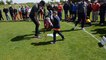 Un enfant s'entraîne au golf devant Thomas Pieters au golf Naxhelet de Wanze
