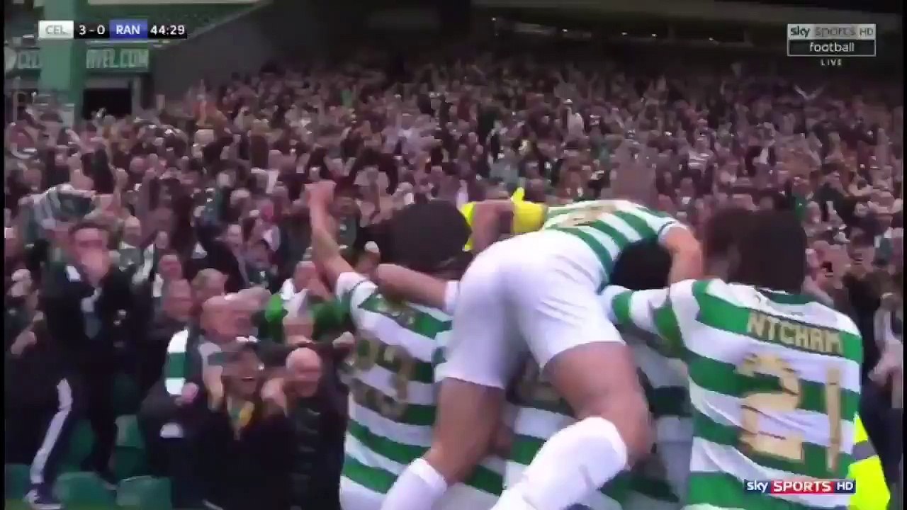 Jogador do Celtic roubou chapéu a polícia para festejar golo  (vídeo)