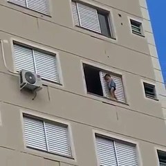 FLAGRANTE: CRIANÇA CAMINHA DO LADO DE FORA DA JANELA DE UM PRÉDIO, EM GOIÂNIA.