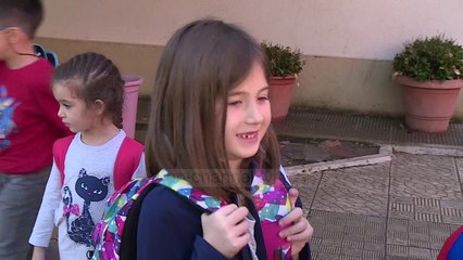 Çanta e shkollës, mjekët: Fëmijët, dëmtime fizike nga pesha- Top Channel Albania - News - Lajme