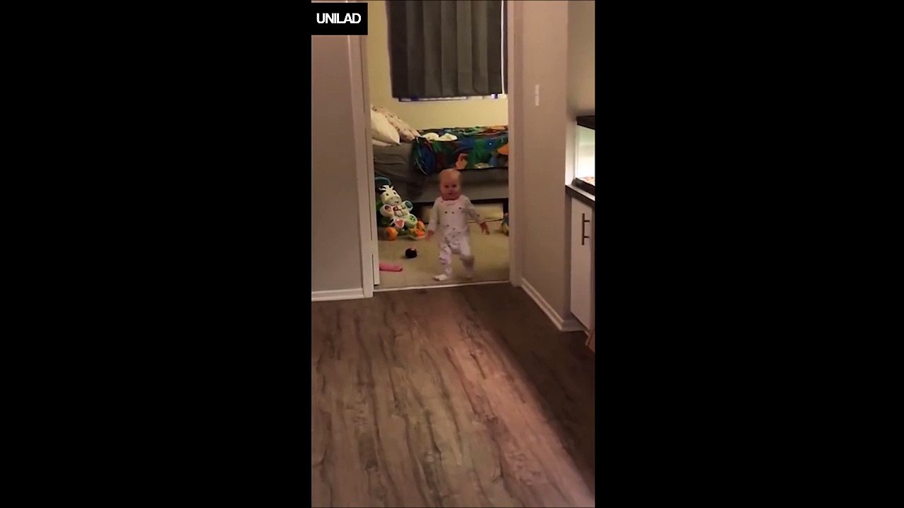 Elle a appris à son bébé à faire le zombie... Adorable