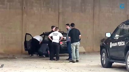 Perícia sendo feita em carro de pastor