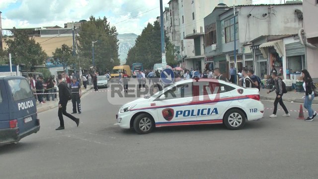 Report TV - Kamëz, i sëmuri mendor sulmon me thikë efektivin e policisë