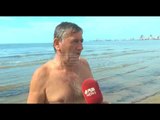 Ora News - Durrës, e diela e ngrohtë, me dhjetëra qytetarë dynden pranë detit