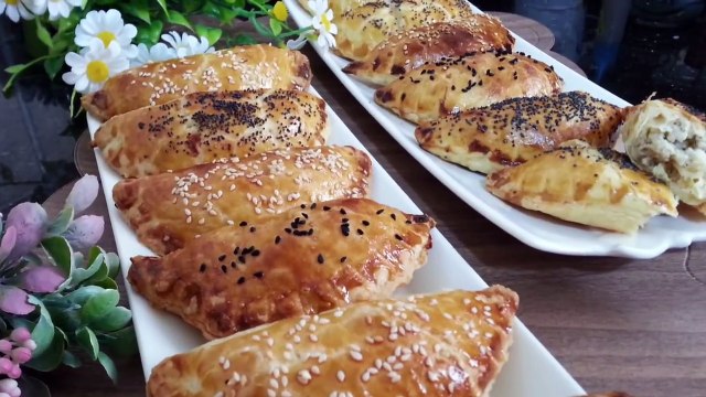 وصفات رمضانيةمملحات على شكل شوصون مقرمشين ومورقين بدون عجينة التوريق بحشو سهل وسريع التحضير