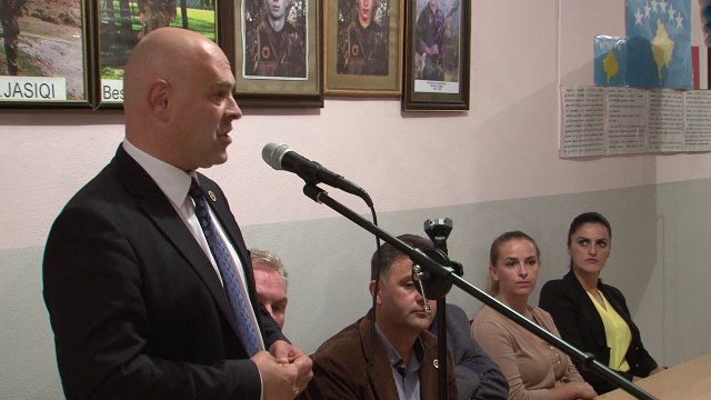 Kandidati për kryetar nga AAK, Ardian Gjini takohet me banorët e fshatit Hereq - Lajme