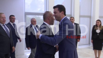 Video herunterladen: Kryeministri Haradinaj takohet me ish-Kryeministrin Sali Berisha dhe Lulzim Bashen