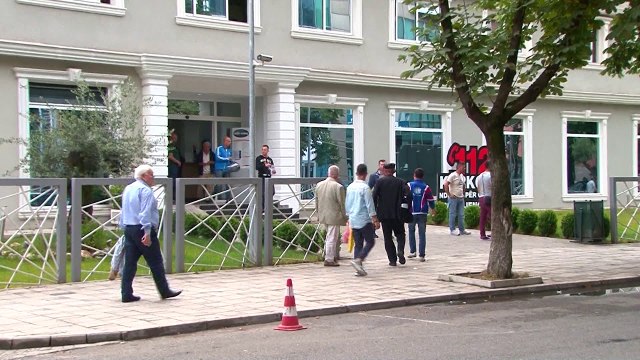 KAPET PICIERI “MANJAK” NE TIRANE,I RIU PERNDIQTE PREJ KOHESH NJE 16 VJECARE TEK UNAZA E RE LAJM