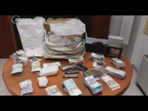 Ora News - Dy të rinj shqiptarë kapen me 1 mln euro heroinë në dollap