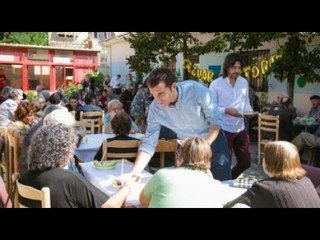 Ora News - Kryebashkiaku Veliaj i shërben të moshuarve