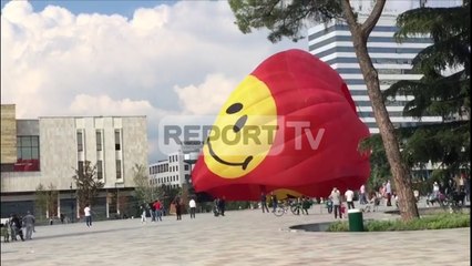 Report TV - Erërat e forta pengojnë ngritjen e  balonės nga sheshi 'Skėnderbej'/VD