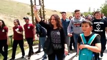 Kızılören ve İhsaniye den gelen misafirler Şuhut Zafer yolu üzerinde bağımsızlığa giden yolda ne mutlu Türküm diyene sesleriyle yürüyüşü Habib akalın farkıyla