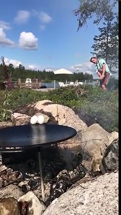 Ce golfeur casse 2 oeufs avec une balle ! Superbe tir !!