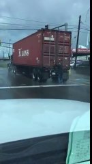 Accroché à un camion, cet homme fait du "stop" !