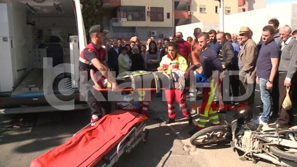 Motoçikleta përplaset me makinën në semafor