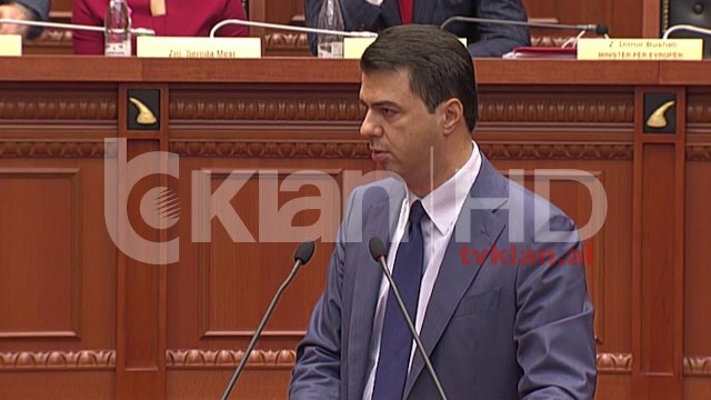 Basha bllokon foltoren, Ruçi e perjashton