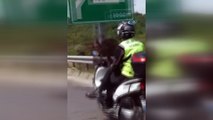 Trafikte bacak bacak üstüne atarak ilerleyen motosiklet sürücü kamerada