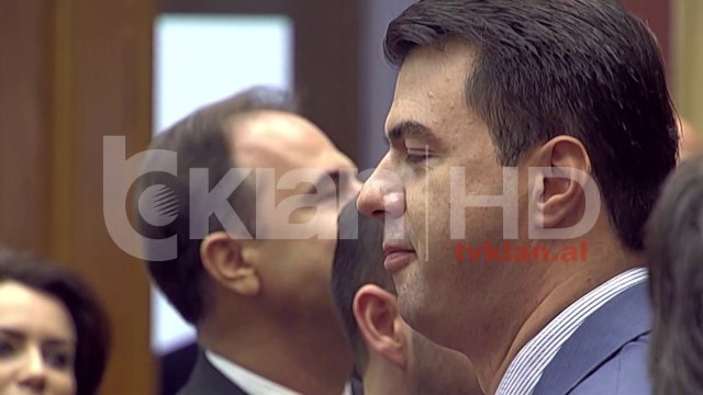 Basha bllokon foltoren, Ruçi e përjashton