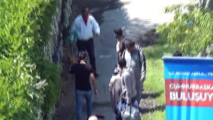 ‘Fırça düşürme taktiği’ ile turistleri soyan boyacılar kamerada