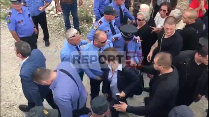 Tải video: Report TV - Dëgjesë për banesat në Himarë Gjiknuri pritet me protesta