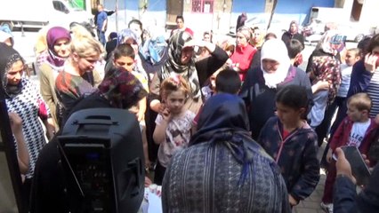 Yardımsever kadınlar bin çocuğa bayram sevincini erken yaşattı