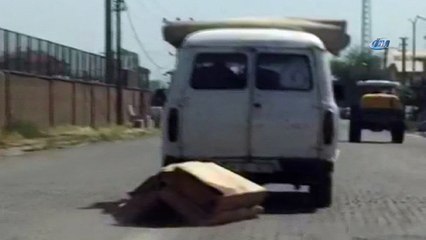 Yolda ilginç görüntü... Çekyatı böyle taşıdı