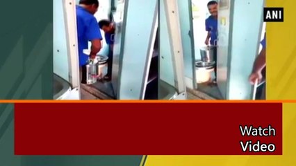 Video herunterladen: Hyderabad Railway vendor brings out tea cans from inside train toilet