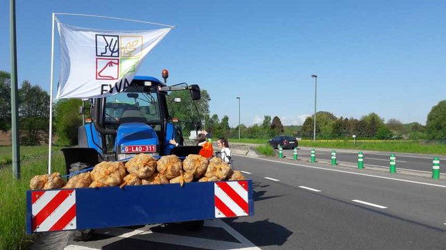 Les agriculteurs en action sur la N25 à Nivelles et Grez-Doiceau