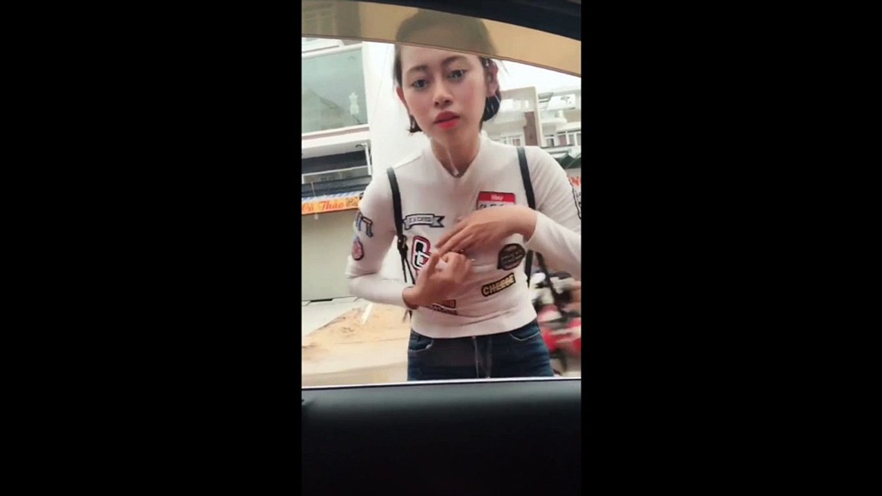 Cô gái mượn cửa kính xe ô tô soi gương và bị phát hiện