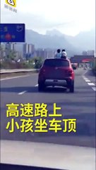 Des parents laissent leurs jeunes enfants sur le toit de leur voiture alors qu'ils conduisent sur l'autoroute