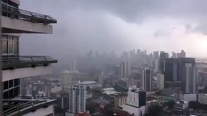 Fuerte lluvia con actividad eléctrica sobre la ciudad de Panamá, eviten caminar al descubierto, no guarecer bajo Arboles, ni bajo postes del tendido eléctrico,