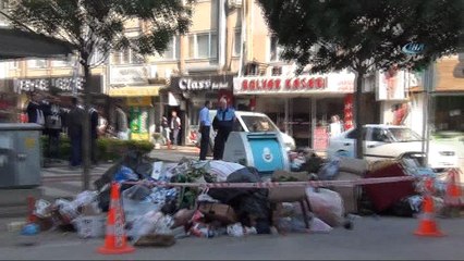 Belediye şehrin göbeğine farkındalık için bir kamyon çöp döktü