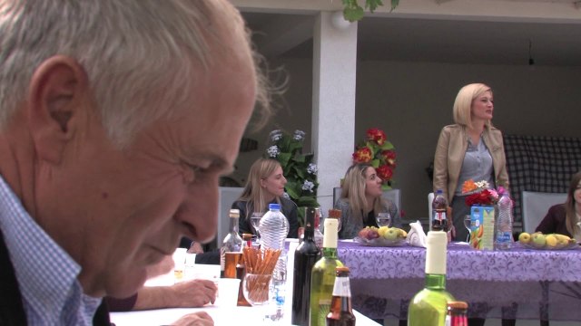 Mimoza Kusari - Lila takohet me banorët e lagjës Pepaj ne Brekoc - Lajme