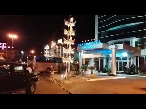 Kombëtarja italiane mbërrin në Rinas, ja si u pritën nga tifozët shqiptarë