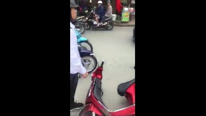 Sau va chạm giao thông, nữ tài xế ngang tàng nói ‘con người không quan trọng’