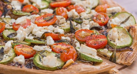 طريقة عمل غاليت الكوسة والطماطم بجبن الفيتا والبصل المكرمل