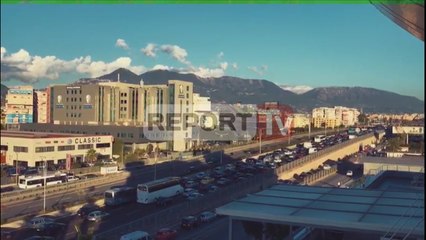 Report TV - Trafik i dendur në hyrje të Tiranës radha e automjeteve disa kilometra