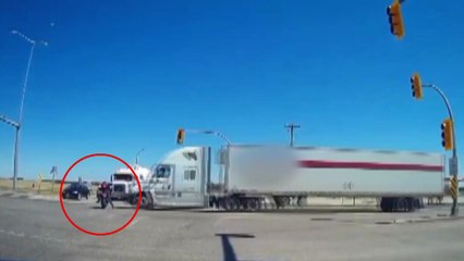 [이브닝] 운전 중 휴대전화...'사람 잡을 뻔' / YTN