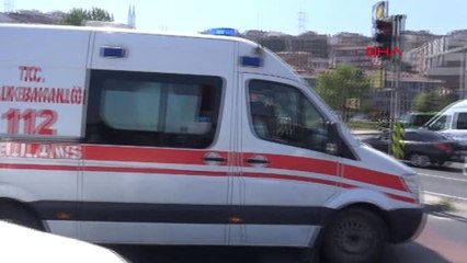 Kağıthane'de Takla Atan Kamyonetteki 2 Kişi Yaralandı