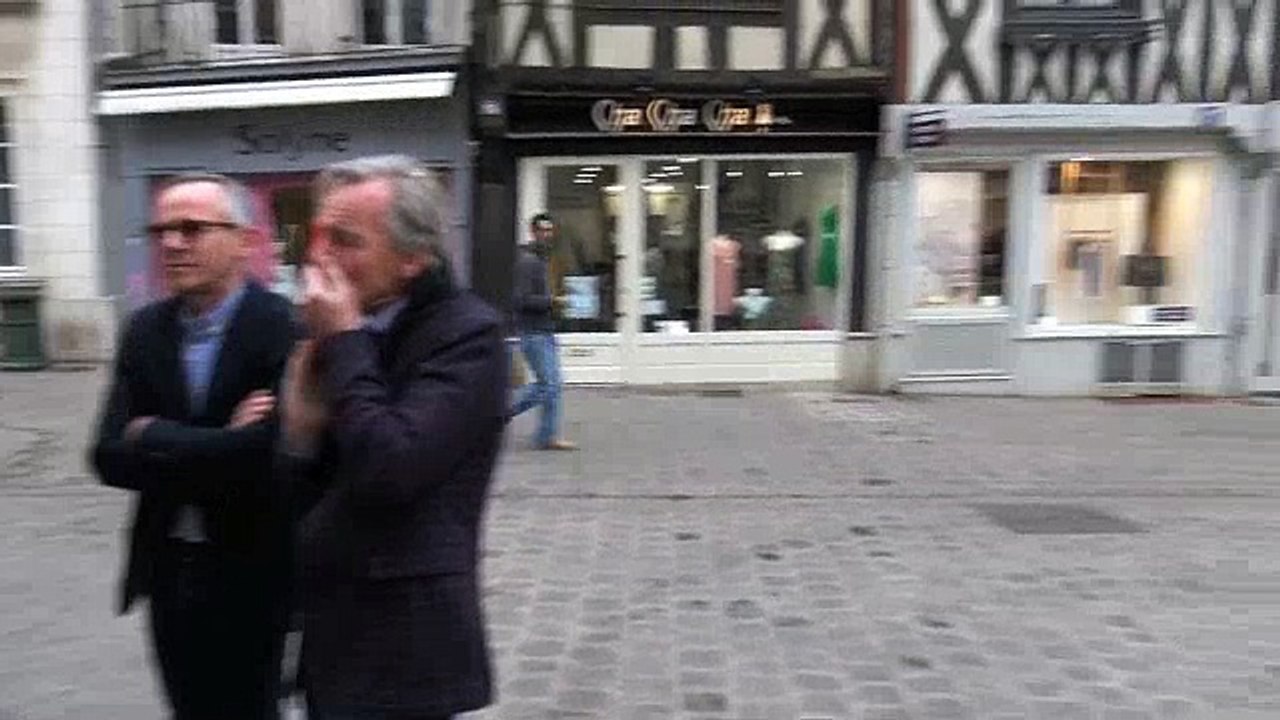 Journée mondiale de la presse à Auxerre : affiches du J'accuse de Zola sur la mairie