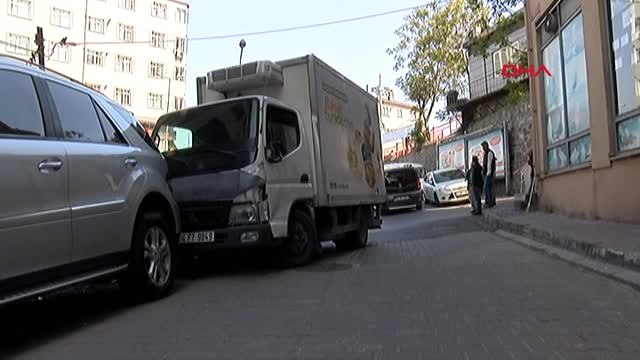 Kağıthane'de Freni Boşalan Kamyonet 4 Araca Çarptı