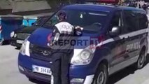 Report TV - Tiranë, kolegu i tij parkon gabim, polici i vendos gjobë te furgoni