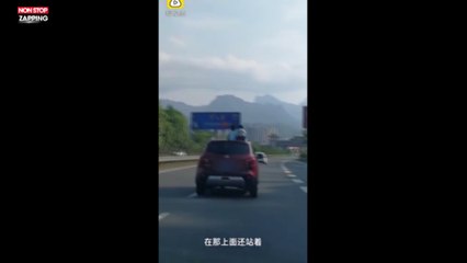 Chine : Des parents roulent avec leurs enfants sur le toit de leur voiture (Vidéo)
