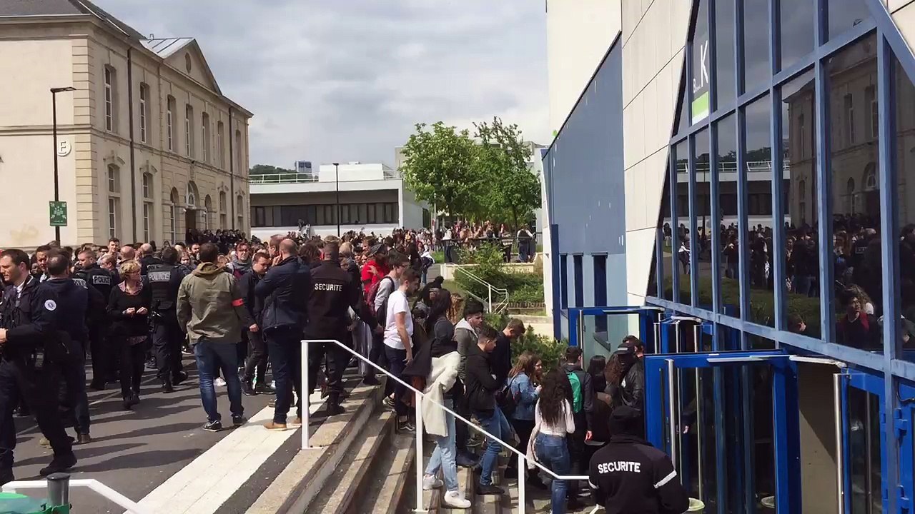 Les forces de l'ordre encadrent l'entrée de l'amphithéâtre du campus Lettres et Sciences humaines de Nancy.