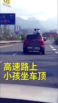 Des parents inconscients roulent avec leurs enfants sur le toit de leur voiture