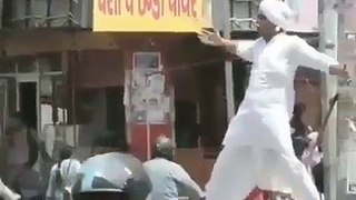 Old man, traffic dance video viral