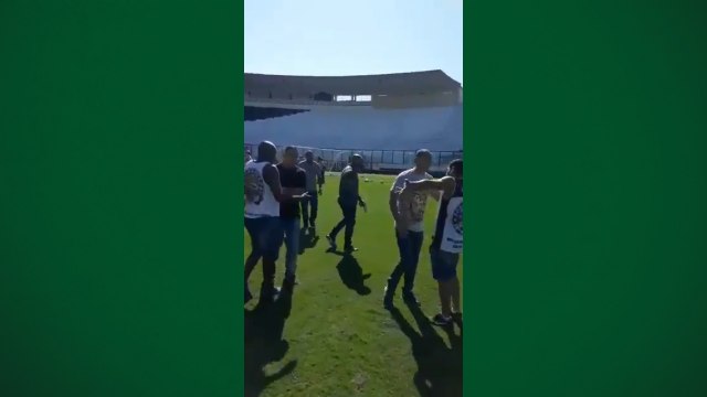 Torcedores invadem treino do Vasco para cobrar jogadores