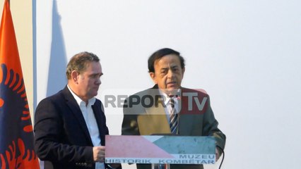 Report TV - Shkrimtari grek Dino Koubatis i dedikon libër Ali Podrimjes