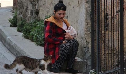 Beyoğlu'nda panik... Kucağında bebeğiyle kendini dışarı attı