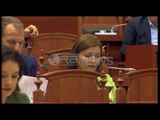 Parlament - Balla i përgjigjet Bashës me një foto: Larg qoftë të të kërkojmë dorëheqjen!